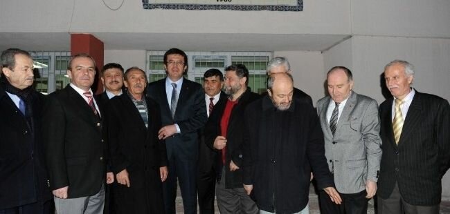 Bakan Nihat Zeybekci, Mezun Olduğunu Liseyi Ziyaret Etti 